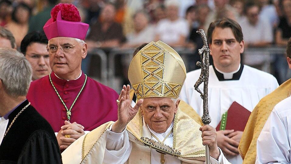 Papst Benedikt VXI. grüßt bei seinem Pastoralbesuch auf dem Islinger Feld 2006 die Menschen. Im Hintergrund (l.) der damalige Regensburger Bischof, Gerhard Ludwig Müller. Papst Benedikt VXI. grüßt bei seinem Pastoralbesuch auf dem Islinger Feld 2006 die Menschen. Im Hintergrund (l.) der damalige Regensburger Bischof, Gerhard Ludwig Müller.