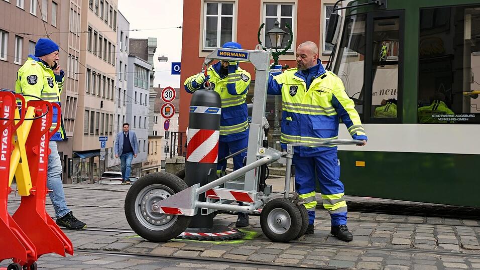 Die Poller-Verschieberei vom Augsburger Weihnachtsmarkt ist inzwischen bundesweit ein Internet-Hit. (Archivbild)