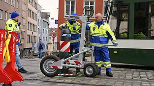Die Poller-Verschieberei vom Augsburger Weihnachtsmarkt ist inzwischen bundesweit ein Internet-Hit. (Archivbild) Die Poller-Verschieberei vom Augsburger Weihnachtsmarkt ist inzwischen bundesweit ein Internet-Hit. (Archivbild)