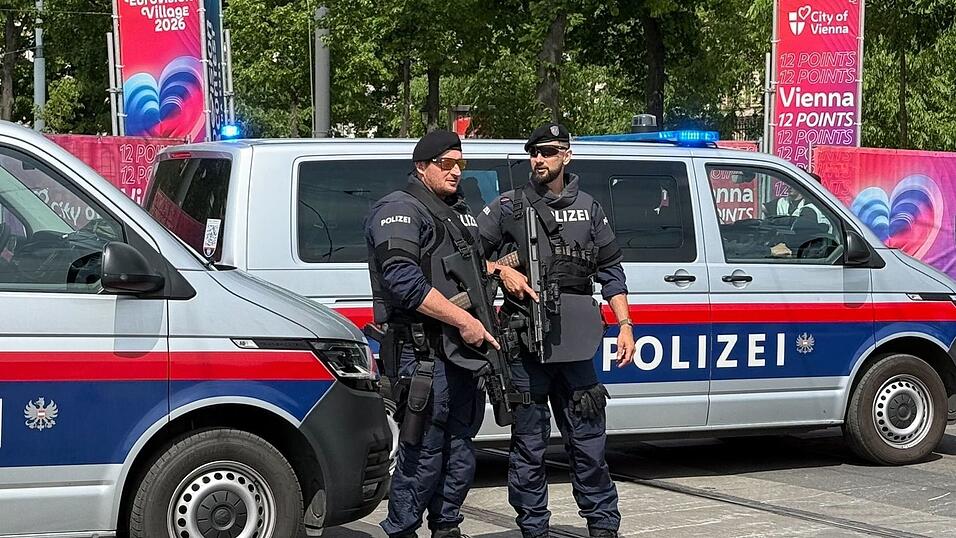 Schwerbewaffnete Polizisten bewachen das ESC-Village.