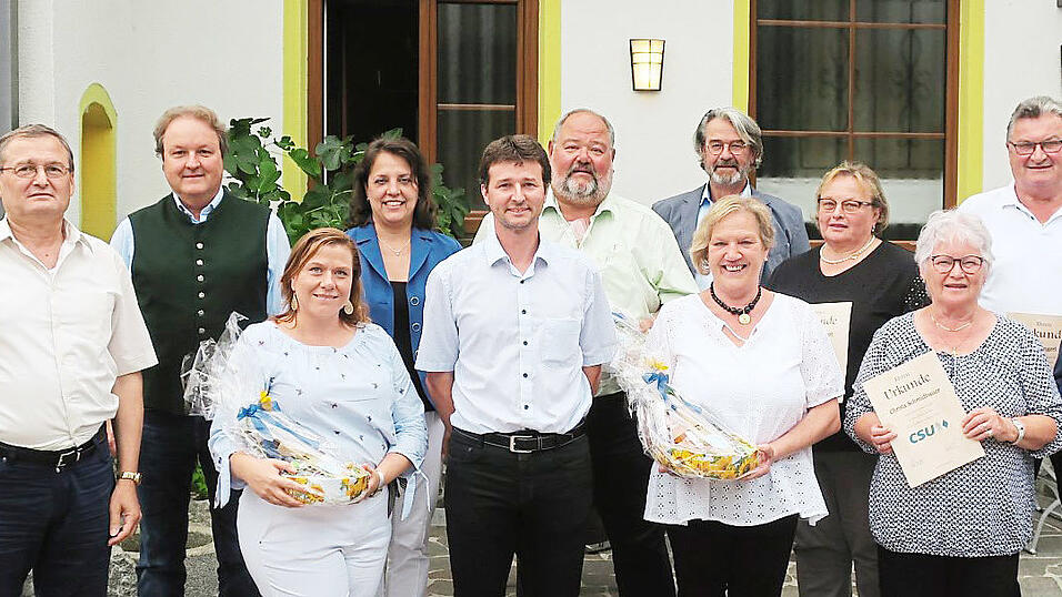 Max Paulus, Helmut Radlmeier, Andrea Wagner, Martina Hammerl, Bernhard Jauck, Peter Lohmaier, Hans Mailhammer, Resi Pell, Edeltraud Ingerl, Christa Schmidbauer, Josef Ingerl und Florian Oßner (v.l.) freuten sich. Max Paulus, Helmut Radlmeier, Andrea Wagner, Martina Hammerl, Bernhard Jauck, Peter Lohmaier, Hans Mailhammer, Resi Pell, Edeltraud Ingerl, Christa Schmidbauer, Josef Ingerl und Florian Oßner (v.l.) freuten sich.