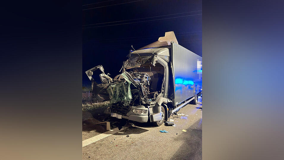 In der Nacht auf Donnerstag ist es auf der A3 zu einem schweren Verkehrsunfall mit zwei Lastwagen gekommen. In der Nacht auf Donnerstag ist es auf der A3 zu einem schweren Verkehrsunfall mit zwei Lastwagen gekommen.