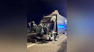 In der Nacht auf Donnerstag ist es auf der A3 zu einem schweren Verkehrsunfall mit zwei Lastwagen gekommen.