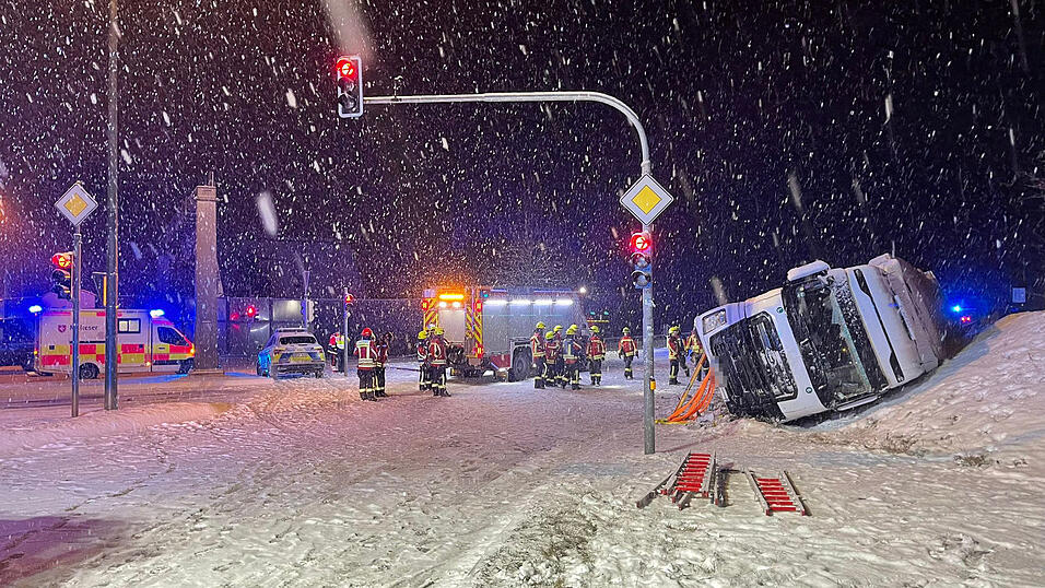 Ein Lastwagen ist am Kaserneneck in den Graben gerutscht.