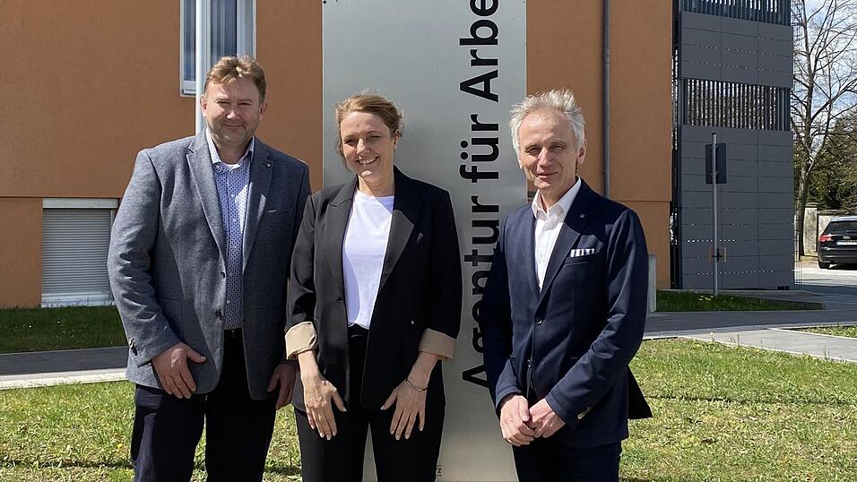 F&uuml;hrungswechsel in der Agentur f&uuml;r Arbeit: Susanne Stauber &uuml;bernimmt die Leitung von Wolfgang K&uuml;rzinger, der bekanntlich ab Mai das Amt des Waldm&uuml;nchner B&uuml;rgermeisters innehat. Agenturdirektor Siegfried B&auml;umler (rechts) vollzog den Wechsel offiziell.