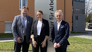 F&uuml;hrungswechsel in der Agentur f&uuml;r Arbeit: Susanne Stauber &uuml;bernimmt die Leitung von Wolfgang K&uuml;rzinger, der bekanntlich ab Mai das Amt des Waldm&uuml;nchner B&uuml;rgermeisters innehat. Agenturdirektor Siegfried B&auml;umler (rechts) vollzog den Wechsel offiziell.