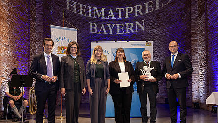 Bei der Preisverleihung in M&uuml;nchen: Minister Albert F&uuml;racker (r.), MdL Stefan Ebner (l.), Landtagspr&auml;sidentin Ilse Aigner (2.v.l.) und die Abordnung des Burgvereins mit Natalie Schmitzer, Manuela Sterr und Albert Kufner.