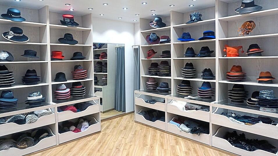 Ein Blick in den Laden offenbart die gro&szlig;e Vielfalt der Kopfbedeckungen.
