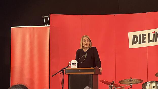 Nicole Gohlke haut als erste Rednerin auf den Putz. Sie lobt den gelungenen Wahlkampf ihrer Partei und 'dankt' den außerparteilichen Wahlkampfhelfern.  'Unsere politischen Konkurrenten haben es uns teilweise sehr einfach gemacht.' Nicole Gohlke haut als erste Rednerin auf den Putz. Sie lobt den gelungenen Wahlkampf ihrer Partei und 'dankt' den außerparteilichen Wahlkampfhelfern.  'Unsere politischen Konkurrenten haben es uns teilweise sehr einfach gemacht.'