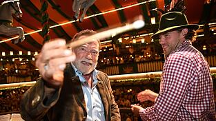 Frohgelaunt griff der «Terminator» im Marstall-Festzelt zum Taktstock.