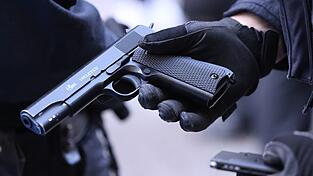 Softair-Waffen können echten Waffen täuschend ähnlich sein. (Symbolbild) Softair-Waffen können echten Waffen täuschend ähnlich sein. (Symbolbild)