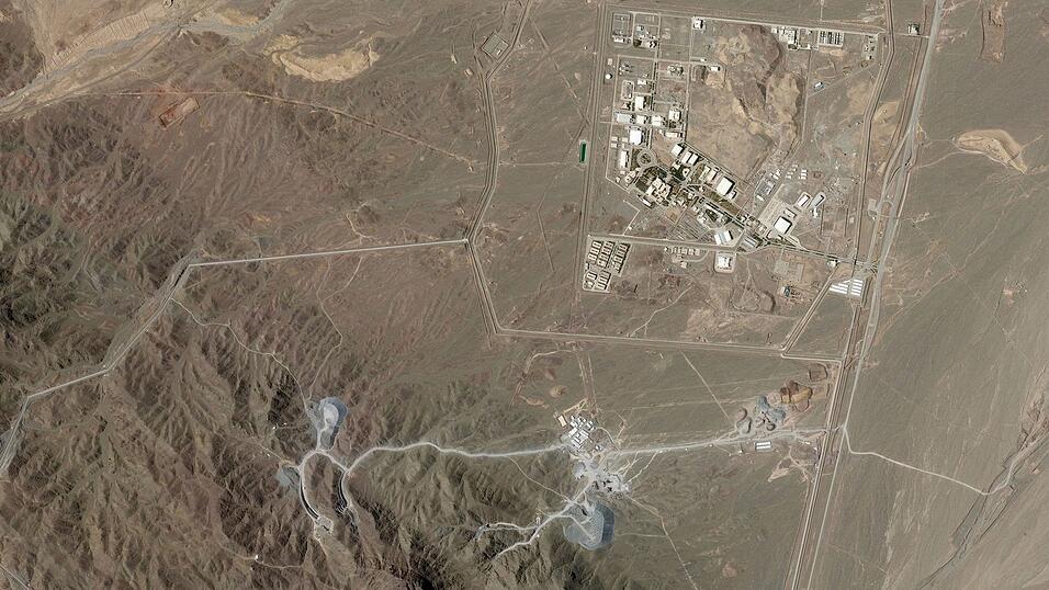 Die iranische Urananreicherungsanlage in Natans (r) und die im Bau befindliche Anlage, die als «Pickaxe Mountain» bekannt ist, südlich davon. Die iranische Urananreicherungsanlage in Natans (r) und die im Bau befindliche Anlage, die als «Pickaxe Mountain» bekannt ist, südlich davon.