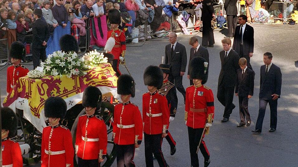 Der Gang der beiden Prinzen William und Harry hinter dem Sarg inmitten Tausender trauernder Menschen hat sich ins kollektive Gedächtnis eingebrannt. (Archivfoto) Der Gang der beiden Prinzen William und Harry hinter dem Sarg inmitten Tausender trauernder Menschen hat sich ins kollektive Gedächtnis eingebrannt. (Archivfoto)