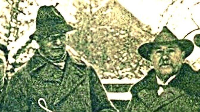 Gustav Freiherr von Pohl mit Ruten und B&uuml;rgermeister Josef Brandl 1928 bei der Suche f&uuml;r einen Brunnen.