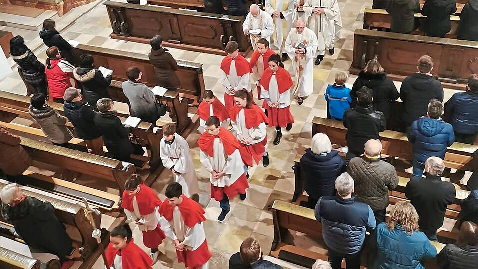 Mit einem gro&szlig;en Auszug aus der Wallfahrtskirche Haindling wurde die hohe Bedeutung der Verabschiedung von Pfarrer John eindrucksvoll gew&uuml;rdigt.