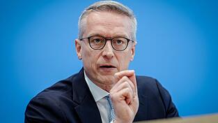 Bundesdigitalminister Karsten Wildberger (CDU) nennt den Glasfaserausbau im Land Chefsache. Bundesdigitalminister Karsten Wildberger (CDU) nennt den Glasfaserausbau im Land Chefsache.