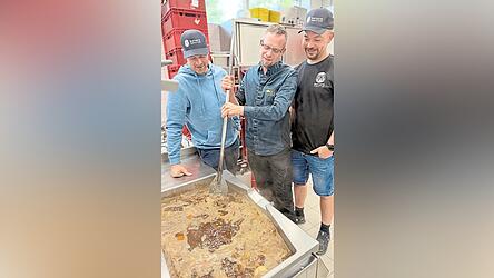 „Etz wird dem Fleisch scho’ damisch ...“: Die beiden Festwirte Michael Mühlbauer junior (links) und Markus Späth (rechts) blickten Festküche-Chef Daniel Siegl über die Schulter. „Etz wird dem Fleisch scho’ damisch ...“: Die beiden Festwirte Michael Mühlbauer junior (links) und Markus Späth (rechts) blickten Festküche-Chef Daniel Siegl über die Schulter.