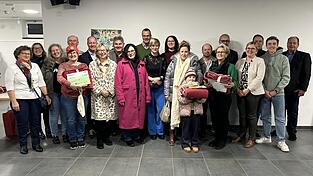 Die verschiedenen Projekte der Wettbewerbsteilnehmer, die „Kleinen Lebensräume“, sorgten nicht nur bei Michael Kreiner (r.) vom Amt für Ländliche Entwicklung und Kreisfachberaterin Petra Holzapfel (2. v. l.) sowie bei den ILE-Bürgermeistern für Begeisterung. Die verschiedenen Projekte der Wettbewerbsteilnehmer, die „Kleinen Lebensräume“, sorgten nicht nur bei Michael Kreiner (r.) vom Amt für Ländliche Entwicklung und Kreisfachberaterin Petra Holzapfel (2. v. l.) sowie bei den ILE-Bürgermeistern für Begeisterung.