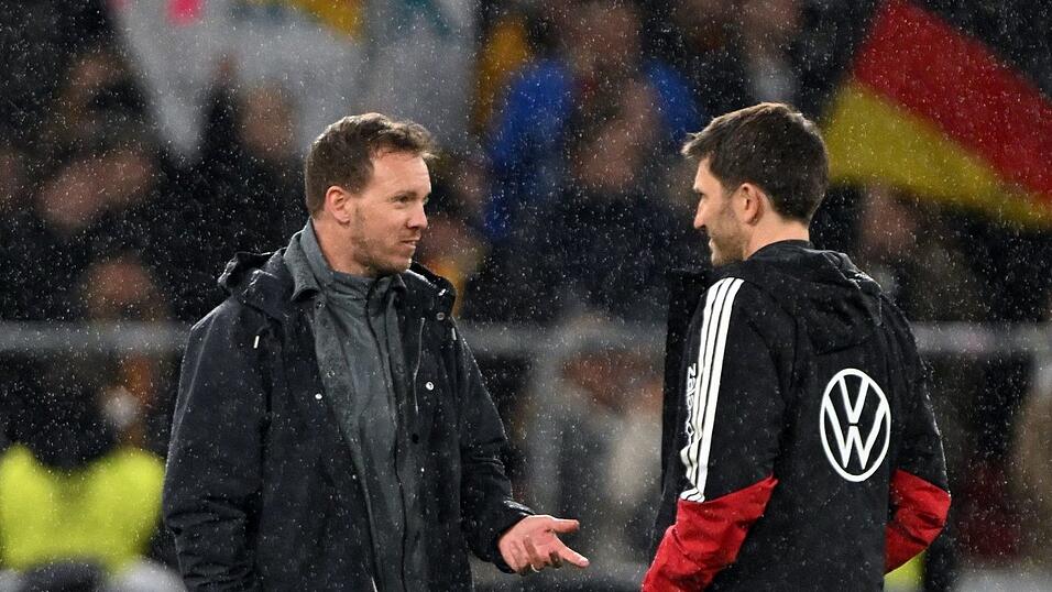Bundestrainer Nagelsmann (l) bespricht sich mit seinem Assistenten Benjamin Glück. (Archivbild) Bundestrainer Nagelsmann (l) bespricht sich mit seinem Assistenten Benjamin Glück. (Archivbild)