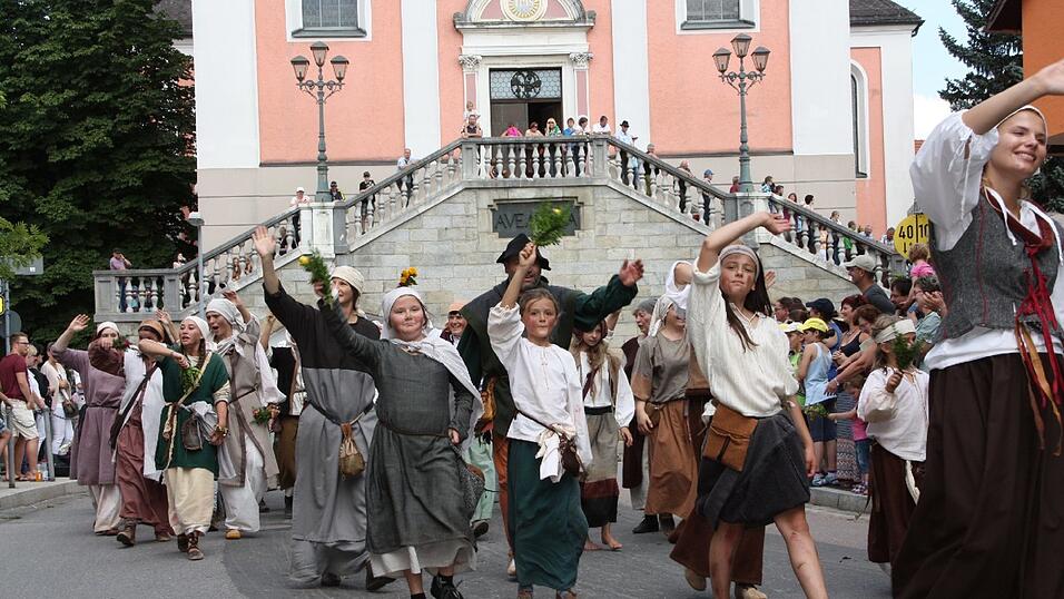 Die schönsten Augenblicke des historischen Drachenstich-Festzuges 2016. Die schönsten Augenblicke des historischen Drachenstich-Festzuges 2016.