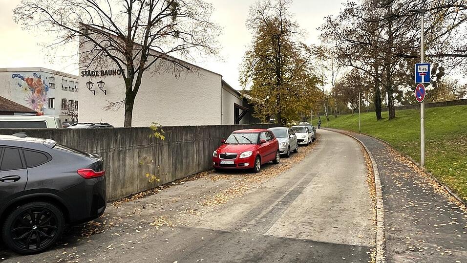 Durch die Neuregelung mit Kurzzeitparkpl&auml;tzen im Bereich neben der Bauhofeinfahrt soll der derzeitigen Nutzung durch Dauerparker Einhalt geboten werden.
