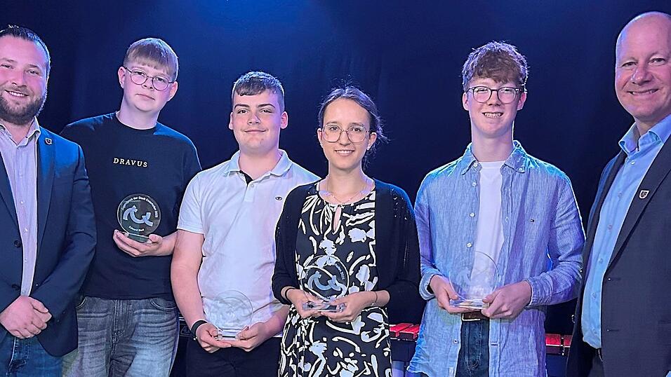 Laudator und Jugendbeauftragter Sebastian Vierthaler (l.) und B&uuml;rgermeister Thomas Etschmann (r.) gratulierten den jungen Preistr&auml;gern (2. v. l.) Miguel Heresanu und Edward Stoll, Theresa Irber und Simon Pirkl.