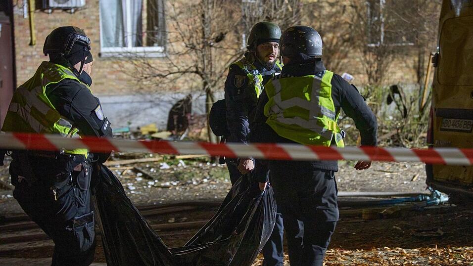 Rettungskräfte konnten einen Zivilisten nur noch tot aus den Trümmern bergen.