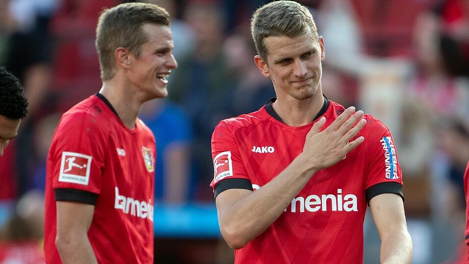 Lars (r.) und Sven Bender, hier noch im Trikot von Bayer Leverkusen, beendeten nach der letzten Saison ihre Profi-Karrieren. Nun spielen die Zwillinge in der Kreisklasse f&uuml;r ihren Heimatverein TSV Brannenburg.