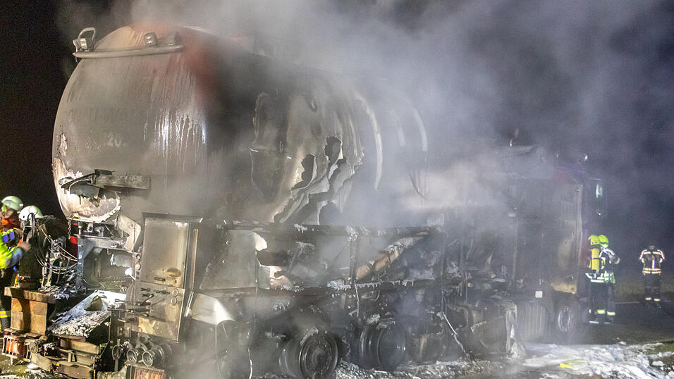 Am sp&auml;ten Dienstagabend brannte bei Hengersberg ein Lastwagen.