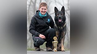 Kerstin Zitzler belegt mit ihrem Sch&auml;ferhund AC/DC bei der Testpr&uuml;fung 2025 den sechsten Platz und nimmt am 7-L&auml;nder-Wettkampf teil.