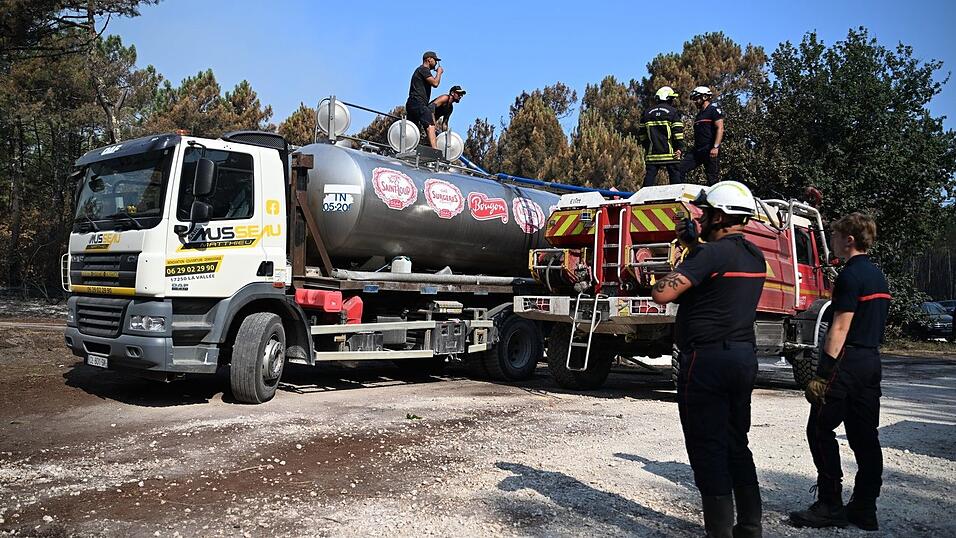 Viele Freiwillige unterstützen den Einsatz der Feuerwehr, unter anderem, in dem sie mit privaten Tankwagen Wasser für die Feuerwehr herbeischaffen. Viele Freiwillige unterstützen den Einsatz der Feuerwehr, unter anderem, in dem sie mit privaten Tankwagen Wasser für die Feuerwehr herbeischaffen.