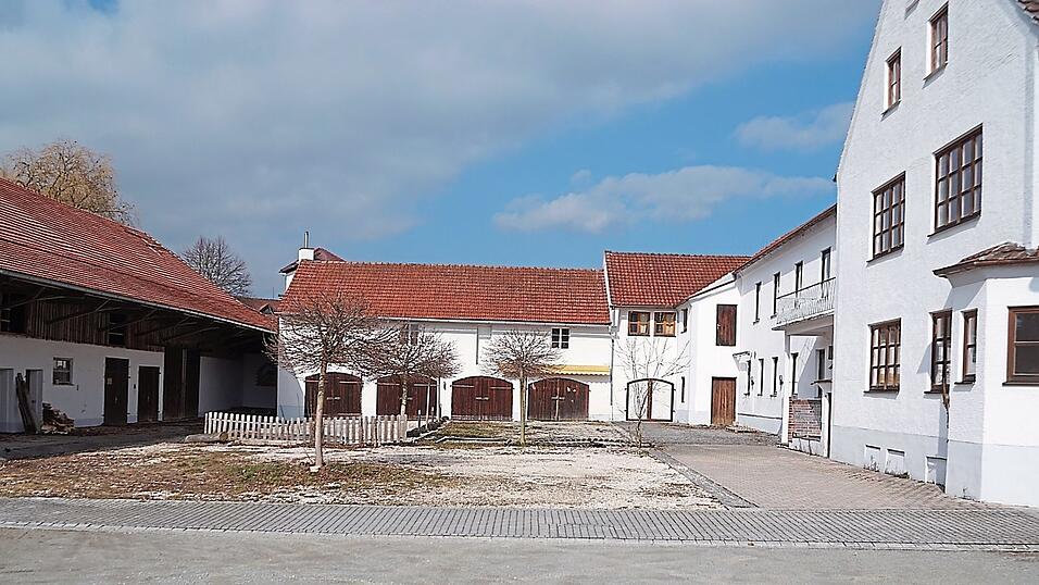 Der Stall (links) wird durch ein Wohngeb&auml;ude ersetzt, im mittleren Teil soll nach der Sanierung die Heizungsanlage installiert werden. Ebenfalls saniert wird der Geb&auml;udetrakt mit der Schlosswirtschaft.