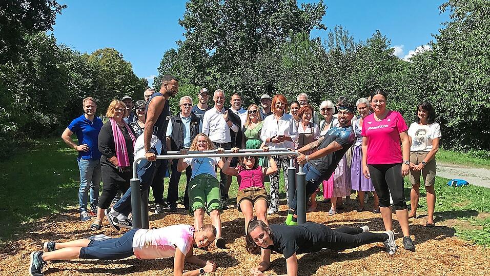 Die Teilnehmer der offiziellen Eröffnung des neuen Fitness-Trail in Ittling probierten die verschiedenen Möglichkeiten an den drei Stationen rund um den Zwiequanteriner Weiher mehr oder weniger eifrig aus. Die Teilnehmer der offiziellen Eröffnung des neuen Fitness-Trail in Ittling probierten die verschiedenen Möglichkeiten an den drei Stationen rund um den Zwiequanteriner Weiher mehr oder weniger eifrig aus.