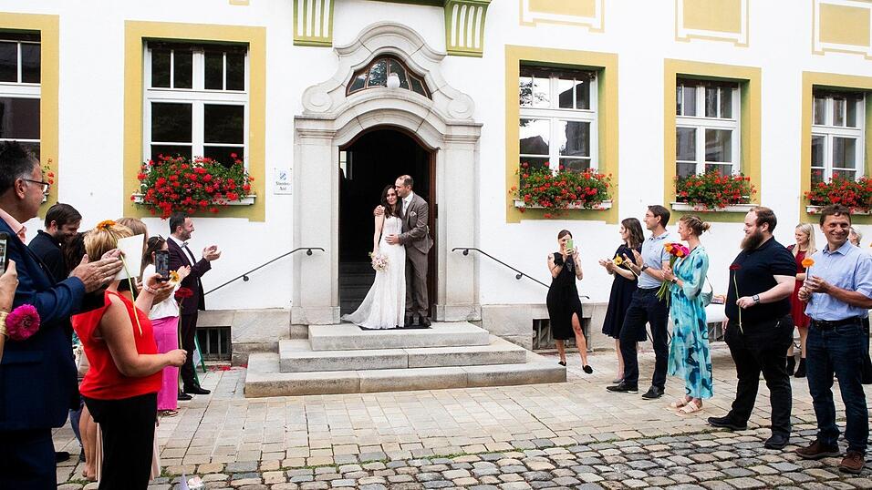 Ein Spalier empf&auml;ngt das Brautpaar vor dem Rathaus.