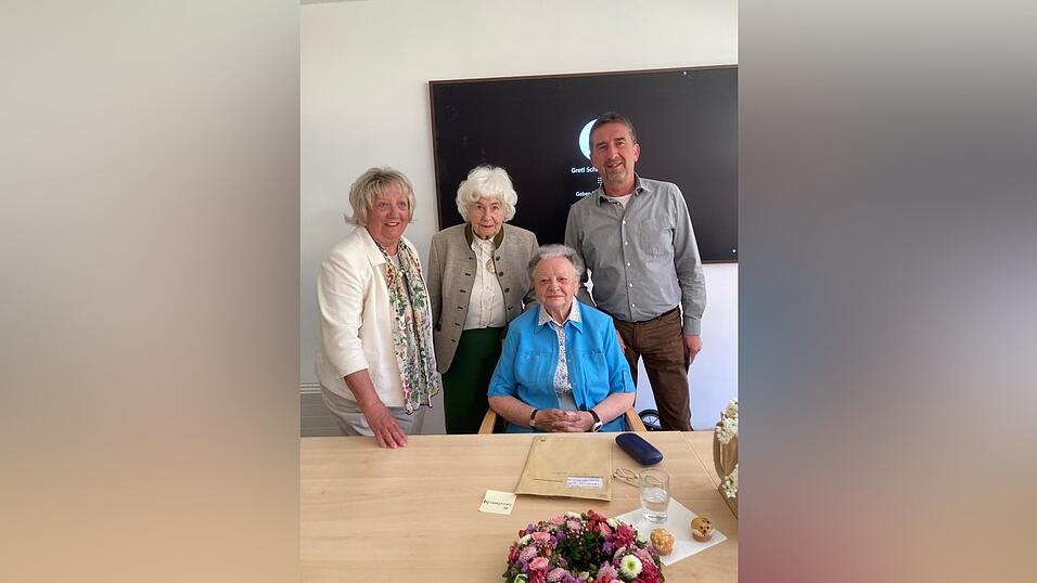 Ingeborg Pongratz und Rosemarie Schwenkert (Frauenkulturkreis), Stiftungsleiter Dieter Gro&szlig; und Referentin Margarete Schratzenstaller