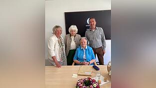 Ingeborg Pongratz und Rosemarie Schwenkert (Frauenkulturkreis), Stiftungsleiter Dieter Gro&szlig; und Referentin Margarete Schratzenstaller