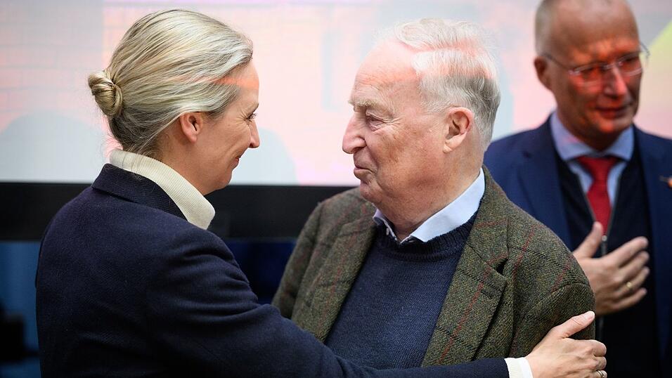 AfD-Mitgr&uuml;nder Alexander Gauland zieht sich doch noch nicht zur&uuml;ck und wird Ehrenvorsitzender der Fraktion.