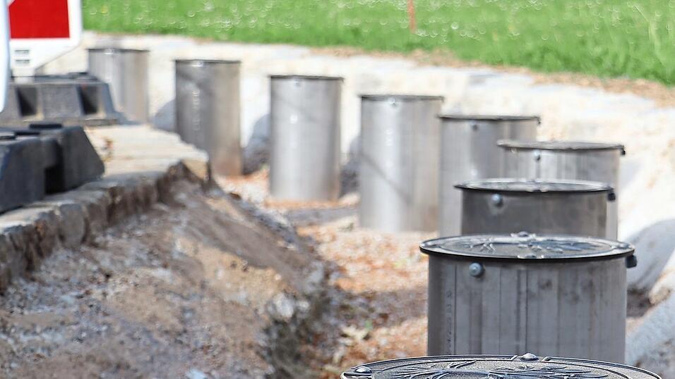 Jedes der zw&ouml;lf installierten Edelstahlrohre ragt 75 Zentimeter tief ins Erdreich und bietet Platz f&uuml;r jeweils zwei Urnen. Bronzedeckel verschlie&szlig;en das Grab. Dort sollen die Namen der Verstorbenen angebracht werden.