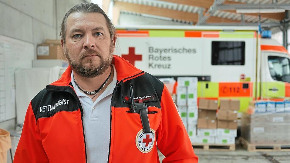 Die Prognose von Rettungsdienstleiter Markus Mühlbauer für die kommenden Wochen ist eher düster: 'Es kann leicht sein, dass sich die Situation weiter zuspitzt, zumal wir ja den Zahlen quasi immer 14 Tage hinterherlaufen.' Die Prognose von Rettungsdienstleiter Markus Mühlbauer für die kommenden Wochen ist eher düster: 'Es kann leicht sein, dass sich die Situation weiter zuspitzt, zumal wir ja den Zahlen quasi immer 14 Tage hinterherlaufen.'