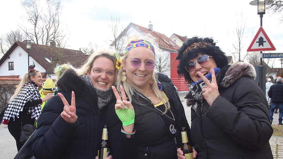 Viele Faschings-Fans haben sich am Samstag den Umzug in Langenbach angesehen. Viele Faschings-Fans haben sich am Samstag den Umzug in Langenbach angesehen.