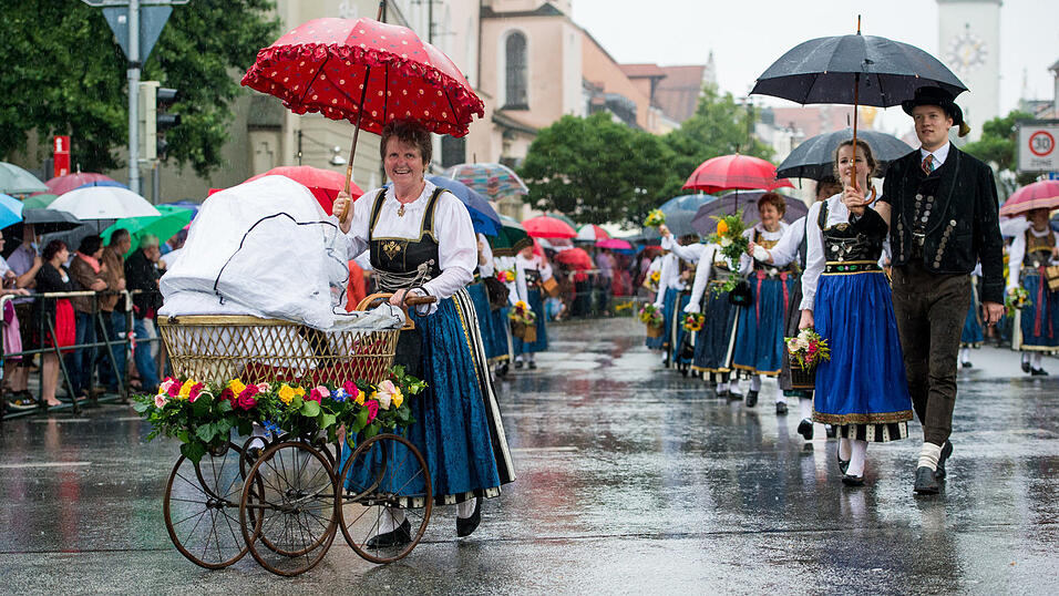 Alle Bilder dazu finden Sie hier.Foto: Mathias AdamBilder vom verregneten Volksfestauszug.