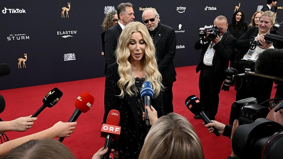 Cher auf dem Weg zur Preisverleihung.
