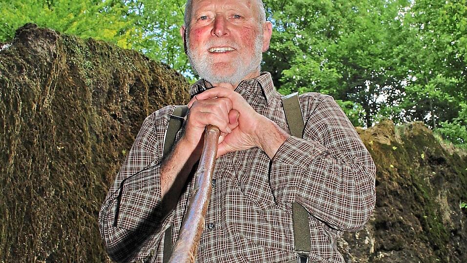 Der 81-jährige Sepp Scheuerer aus dem Pilstinger Ortsteil Peigen (Landkreis Dingolfing-Landau) kümmert sich mindestens wöchentlich um die Instandhaltung des 'Wachsenden Felsens'. Der 81-jährige Sepp Scheuerer aus dem Pilstinger Ortsteil Peigen (Landkreis Dingolfing-Landau) kümmert sich mindestens wöchentlich um die Instandhaltung des 'Wachsenden Felsens'.