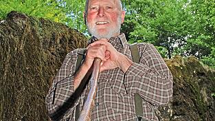Der 81-jährige Sepp Scheuerer aus dem Pilstinger Ortsteil Peigen (Landkreis Dingolfing-Landau) kümmert sich mindestens wöchentlich um die Instandhaltung des 'Wachsenden Felsens'.