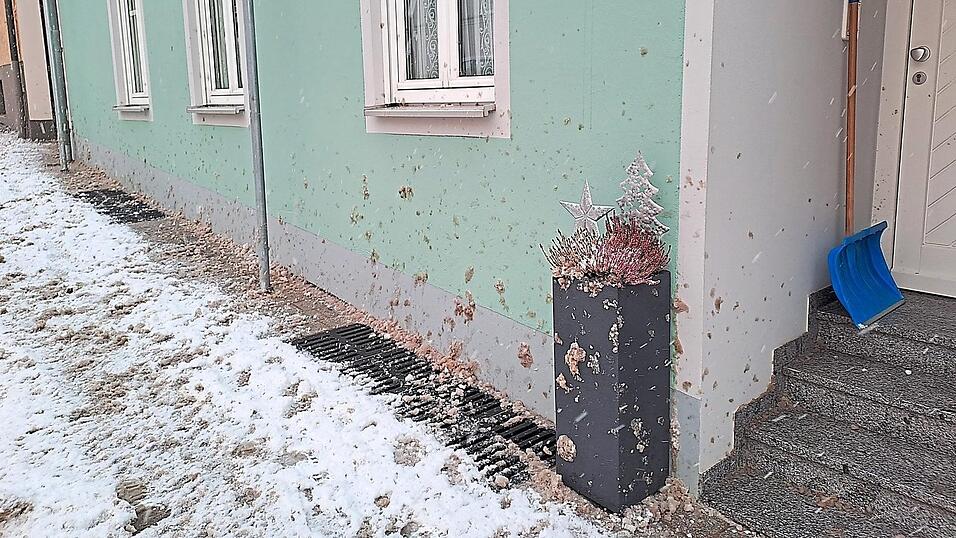 Matsch bis zu den Fenstern - Karl Heinz Hofmann ist stinksauer. Matsch bis zu den Fenstern - Karl Heinz Hofmann ist stinksauer.