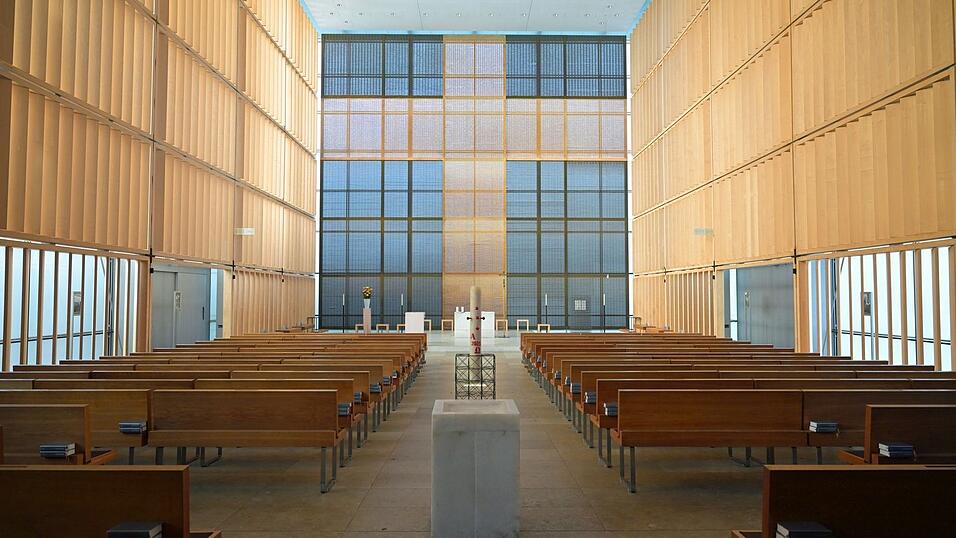 Die Herz Jesu-Kirche lockt mit ihrer ungewöhnlichen Architektur viele Besucher an. Die Herz Jesu-Kirche lockt mit ihrer ungewöhnlichen Architektur viele Besucher an.