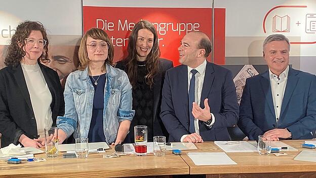 Erst mal beim Quiz punkten und dann beim Wähler: Die Bundestagskandidaten im Wahlkreis Landshut-Kelheim (von links): Maria Krieger (Grüne), Mascha Buchwald (Die Linke), Nicole Bauer (FDP), Florian Oßner (CSU) und Peter Dreier (Freie Wähler) am Dienstagabend im 'Zollhaus'.