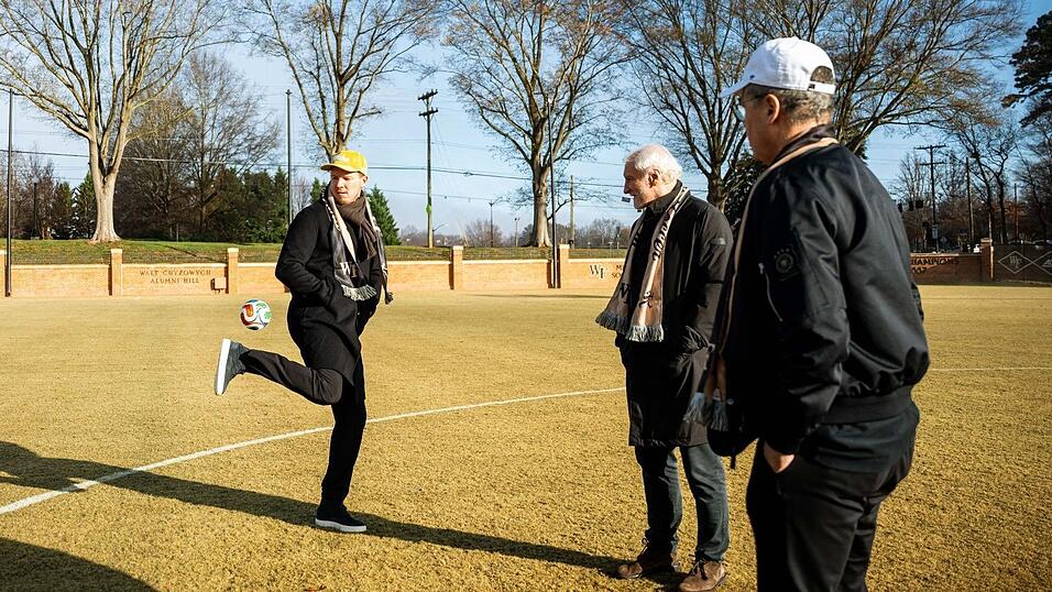 Julian Nagelsmann (l) kickt mit einem kleinen WM-Ball im WM-Quartier der Nationalmannschaft.