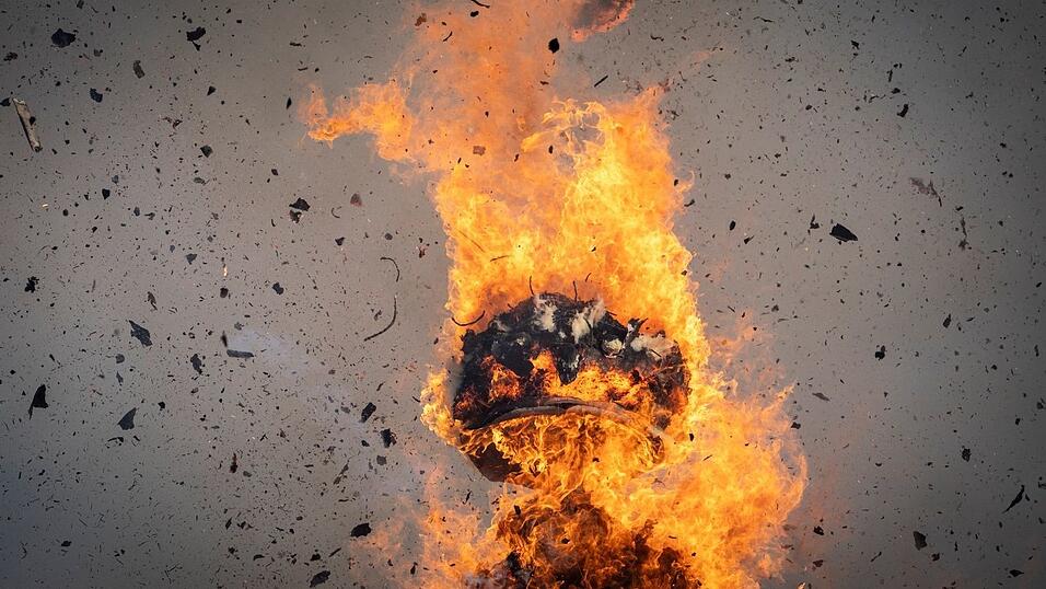 Die Brennung des &laquo;B&ouml;&ouml;ggs&raquo; dient  als Langfrist-Wettervorhersage