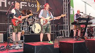 Stimmung pur: Erwin und die Heckflossen heizen den Besuchern ein. Stimmung pur: Erwin und die Heckflossen heizen den Besuchern ein.